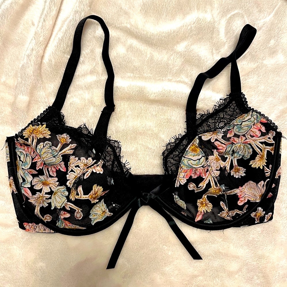 Like New! Floral Embroidered Black Lace Bra